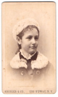 Fotografie Krueger & Co., New York, B`dway 1216, Junges Amerikanisches Mädchen Im Winterkleid Mit Pelzmütze  - Personnes Anonymes