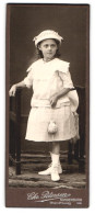 Fotografie Chr. Petersen, Sonderburg, Brandtsweg, Portrait Kleines Mädchen Im Weissen Kleid Mit Säckchen Und Hut  - Personnes Anonymes
