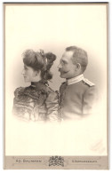 Fotografie Ad. Baumann, München, Residenzstr. 12, Soldat In Garde Uniform Mit Zwicker Und Kaiser Wilhelm II. Bart  - Guerre, Militaire