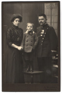 Fotografie A. Brokesch, Regensburg, Uffz. In Uniform Rgt. 23 Mit Ordenspange Nebst Frau Und Sohn, Kriegsausmarsch  - Krieg, Militär