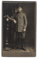 Fotografie J. Assmann, Thorn, Brückenstr. 16, Junger Knabe In Feldgrau Uniform Mit Eingestecktem Orden  - Guerre, Militaire