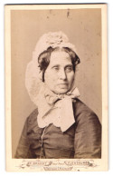 Fotografie F. Brand, Flensburg, Portrait ältere Dame Im Dunklen Kleid Mit Haube Schaut Grimmig  - Anonymous Persons