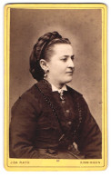 Fotografie Ida Rath, Kissingen, Salinenstr., Portrait Junge Dame Im Dunklen Kleid Mit Zurückgebundenen Haaren  - Personnes Anonymes
