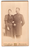 Fotografie Selle & Kuntze, Potsdam, Schwertfegerstr. 14, Soldat Schoenback In Uniform Mit Orden Nebst Seiner Frau Alma  - Guerre, Militaire