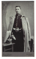 Fotografie Emil Schröter, Jüterbog, Junger Soldat In Gardeuniform Mit Pickelhaube Rosshaarbusch Und Uniformmantel  - Guerre, Militaire