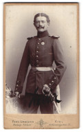 Fotografie Ferd. Urbahns, Kiel, Schlossgarten 17, Soldat Walther In Uniform Mit Orden Und Pickelhaube, Epauletten, 1899  - Oorlog, Militair