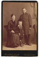 Fotografie Rudolph Arndt, Aschersleben, Uffz. In Uniform Nebst Frau Und Sohn Im Atelier, Kriegsausmarsch  - Oorlog, Militair