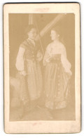 Fotografie Unbekannter Fotograf Und Ort, Portrait Zwei Mädchen Lisl Und Annerl In Trachtenkleidern Zum Fasching, 1905  - Anonymous Persons