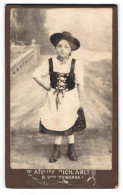 Fotografie Rich. Arlt, Bischofswerda, Niedliches Mädchen Im Trachtenkleid Zum Fasching  - Anonieme Personen