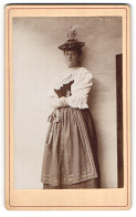 Fotografie Unbekannter Fotograf Und Ort, Portrait Junge Frau Im Trachtenkleid Mit Schürze Zum Fasching, 1899  - Personnes Anonymes