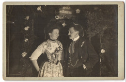 Fotografie Unbekannter Fotograf Und Ort, Portrait Frau Und Mann In Kostümen Zum Fasching  - Anonymous Persons