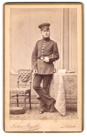 Fotografie Julisu Rogall, Lübeck, Breitestr. 788, Junger Soldat In Uniform Mit Bajonett Im Atelier  - Guerre, Militaire