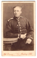Fotografie Wilh. Dreesen, Flensburg, Soldat In Uniform Mit Uhrenkette Und Mittelscheitel  - Oorlog, Militair