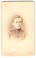 Fotografie H. Selle, Potsdam, York-Str. 4, Kleiner Knabe Als Soldat In Uniform Mit Ausdruckslosem Blick  - Oorlog, Militair