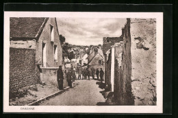 CPA Craonne, Vue De La Rue Avec Des Maisons En Ruines Et Des Soldats  - Craonne