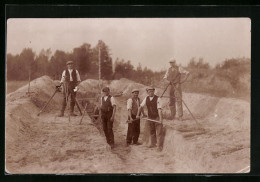 Foto-AK Bauarbeiter Bei Der Der Arbeit  - Autres & Non Classés