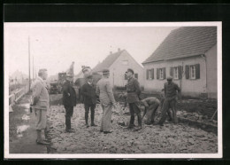 Foto-AK Soldat Spricht Mit Strassenbauern  - Sonstige & Ohne Zuordnung