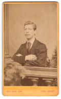 Photo Geo. A. Dean Junr., Douglas /Isle Of Man, Athol Street, Junger Herr Im Anzug Mit Krawatte  - Personnes Anonymes