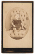 Fotografie C. Hüseler, Rendsburg, Prinzessinstrasse 340-41, Kind Im Modischen Kleid  - Anonyme Personen