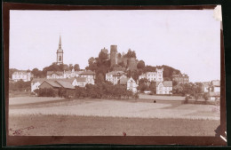 Fotografie Brück & Sohn Meissen, Ansicht Stolpen I. Sa., Blick Von Den Feldern Auf Den Ort Mit Schloss Und Kirche  - Places