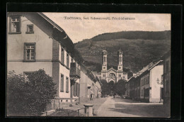 AK Todtnau Bad. Schwarzwald, Strassenpartie Der Friedrichstrasse Mit Blick Auf Die Kirche  - Todtnau