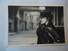 NETHERLANDS   POSTCARDS  WOMEN  WITH CIGARETTE - Autres & Non Classés