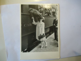 NETHERLANDS   POSTCARDS  WOMEN FAREWELL WITH A KISS ON THE TRAIN - Sonstige & Ohne Zuordnung