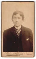 Fotografie Alphons Adolph, Passau, Kl. Exerzier-Platz, Junger Mann Im Anzug Mit Krawatte  - Personnes Anonymes