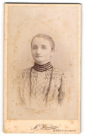 Fotografie M. Wanderer, Baden-Schweiz, Zürcherstr. 112, Junge Dame Im Karierten Kleid  - Personnes Anonymes