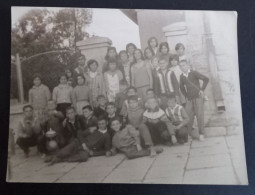 #21   Photo Noir Et Blanc Garçon Fille Photo D’école Photo De Groupe / Boy Girl School Photo Group Photo - Anonyme Personen