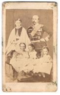 Fotografie Unbekannter Fotograf Und Ort, Prinzessin Maria Anna V. Anhalt.Dessau Mit Mann Und Reinmontierten Kindern  - Célébrités