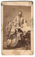 Fotografie Unbekannter Fotograf Und Ort, König Friedrich III. V. Preussen Mit Luise Von Mecklenburg-Strelitz Und Kind  - Personalità