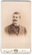 Fotografie Roemer & Co., Cassel, Herr Kr. Messing Im Anzug Mit Moustache, 1900  - Anonieme Personen