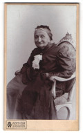 Fotografie Wertheim, Berlin, ältere Frau Karoline Im Dunklen Kleid, 1910  - Anonieme Personen