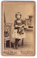 Fotografie Wilh. Dihle, Hamburg-Barmbeck, Junges Mädchen Im Kleid Mit Ihrer Puppe Auf Dem Stuhl  - Anonieme Personen