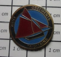 912e Pin's Pins / Beau Et Rare / BATEAUX / VIEUX GREEMENTS TRINITAINS BATEAU VOILE VOILIER BRETAGNE - Schiffahrt