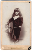 Fotografie Atelier Schröder, Berlin, Junges Kind Mit Spielzeug Pferd Und Peitsche  - Anonieme Personen