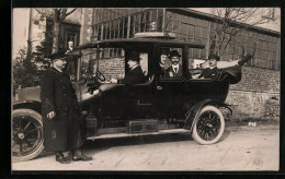 Foto-AK Herren Im Auto Nebst Chauffeur  - Turismo