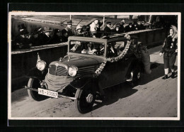 Foto-AK Auto Mit Girlanden, KFZ-Kennzeichen: IVB 23957  - Voitures De Tourisme