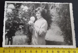 #21   Anonymous Persons - Woman Femme In The Garden - Anonyme Personen