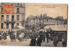 THOUARS - L'Hôtel Des Postes Et Le Marché - Place Saint Médard - Très Bon état - Thouars