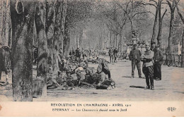 Révolution En Champagne 1911 - EPERNAY - Les Chasseurs à Cheval Sous Le Jard - Très Bon état - Epernay