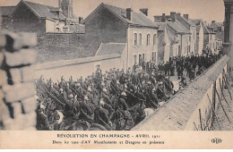 Révolution En Champagne 1911 - Dans Les Rues D'AY , Manifestants Et Dragons En Présence - Très Bon état - Ay En Champagne