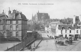 VANNES - Vue Générale - La Place De La Préfecture - Très Bon état - Vannes