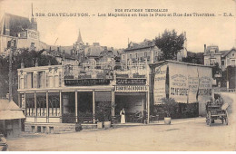 CHATEL GUYON - Les Magasins En Face Le Parc Et Rue Des Thermes - Très Bon état - Châtel-Guyon