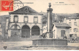 VOLVIC - La Fontaine Et L'Hôtel De Ville - Très Bon état - Volvic