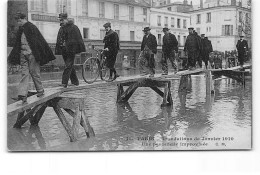 PARIS - Inondations De Janvier 1910 - Une Passerelle Improvisée - Très Bon état - Inondations De 1910