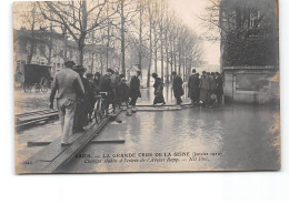 PARIS - La Grande Crue De La Seine - Janvier 1910 - Chemins établis à L'entrée De L'Avenue Rapp - Très Bon état - Überschwemmung 1910