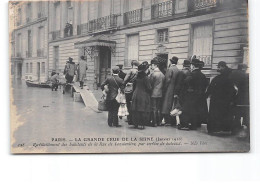 PARIS - La Grande Crue De La Seine - Janvier 1910 - Ravitaillement Des Habitants De Rue De Constantine - Très Bon état - Inondations De 1910