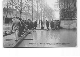 PARIS - La Grande Crue De La Seine - Janvier 1910 - Chemins établis à L'entrée De L'Avenue Rapp - Très Bon état - Inondations De 1910